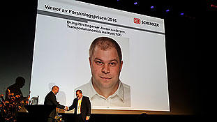 Jardar Andersen ble i formiddag overrakt prisen av Michael Holmstrøm, adm. direktør i transport- og logistikktjenesteleverandøren DB Schenker. Foto: Harald Aas.