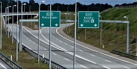 Store tavler over danske motorveier er der for å veilede – iallfall på dagtid. Foto: Leif Jørgensen/Wikimedia Commons.