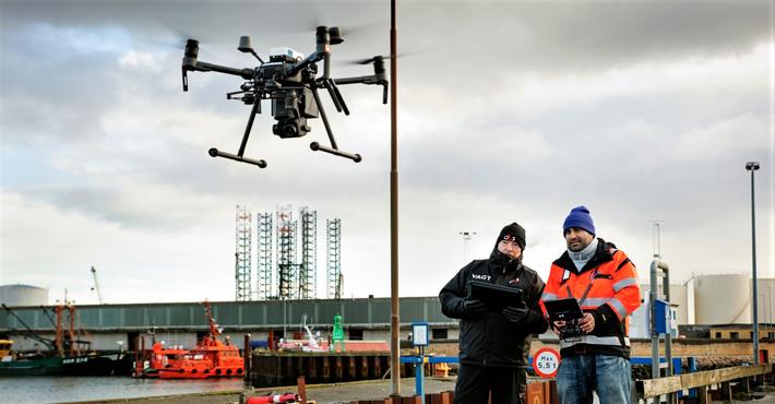 Drone i Esbjerg Havn. Mye arbeid i havnen blir enklere med en drone … Foto: Esbjerg Havn