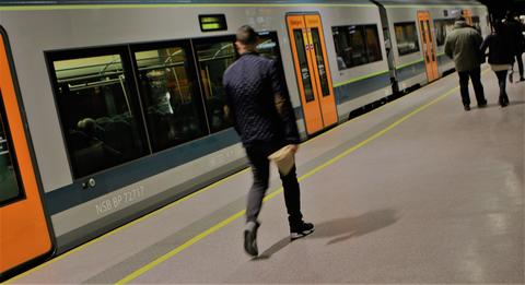 Korona gir færre togreiser. «Koronapandemien forsterker et behov for et rabatert billettslag hvor en betaler per reise, men ikke binder seg til en gitt periode», skriver artikkelforfatterne. Illustrasjonsfoto: F. Dahl