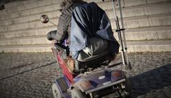 Maksfart for elektriske rullestoler. Fortere, men ikke like fort som elsparkesyklistene … Illustrasjonsfoto: BF Sandnes /Scandinavian Stockphoto