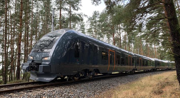 Hybridtog til Midt-Norge. Med nær 113 meters lengde er de nye togsettene vel dobbelt så lange som de gamle diesel-settene. Foto: Stadler