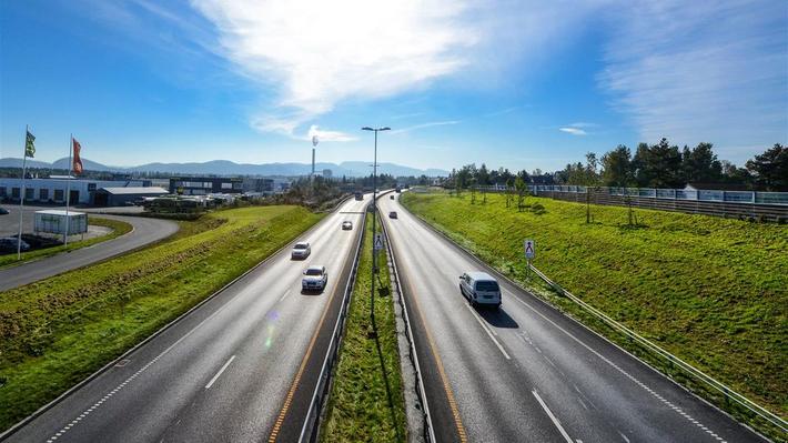 Smalere motorveier. Jo bredere motorvei, jo mer asfalt, jo mer penger … Illustrasjonsfoto: Knut Opeide/Statens vegvesen