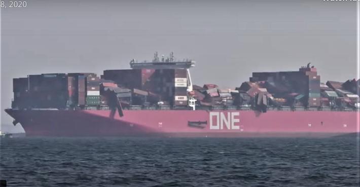 Containerskip i uvær. Etter tapet av containerne, gjorde skipet vendereis og nådde havn i Kobe. Foto: Klipp fra YouTube-video.  