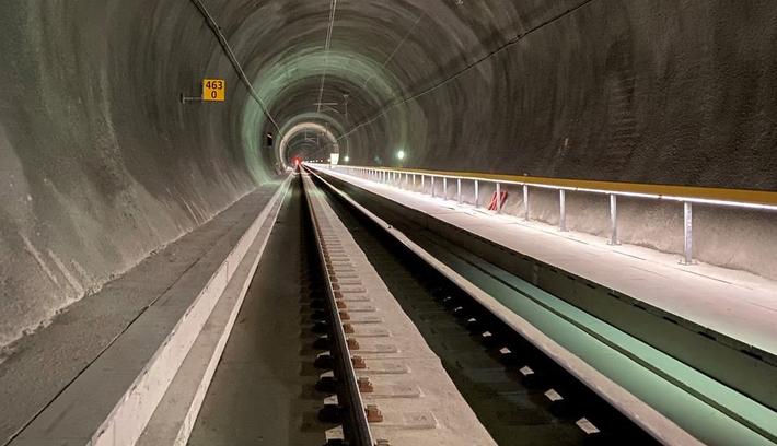 En ny Ulriken jernbanetunnel. Den nye tunnelen er ifølge jernbaneeier Bane NOR den første jernbanetunnelen i Norge med støpt fastspor. Det skal gi mindre vedlikehold og lengre levetid enn spor lagt på pukk og sviller. Illustrasjon: Foto: Bane NOR/Stine Undrum