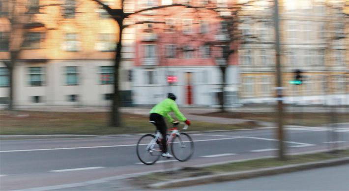 Sykling og skader. «Sykkelfelt er det blitt mange flere av i Oslo, men de er ikke det vi kan kalle beskyttede», skriver Rune Elvik. Illustrasjonsfoto: F. Dahl