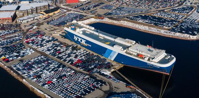 Import av nye bilder. Opphopning av nye biler i landets største bilimport-havn. Foto: Drammen havn