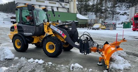 Elektrisk veirengjøring. Den nye maskinen rekker å få prøvd seg mot litt snø før det er tid for vårfeiing. Foto: Statens vegvesen.