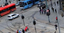 Mer kollektivreising, mindre bilkjøring. «I Oslo kommune har nesten 80 % av befolkingen svært god tilgang til kollektivtransport, mot 19 % i Viken», skriver artikkelforfatterne. Illustrasjonsfoto: F. Da