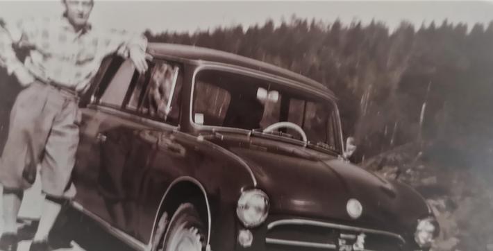 Da bilen ble allemannseie i Norge. En stolt Oslo-bileier omkring 1960, i den tiden da, som Rune Elvik skriver, bilen gikk «fra å være en sjeldenhet til å bli allemannseie» i Norge. Foto: Fra et privat arkiv.
