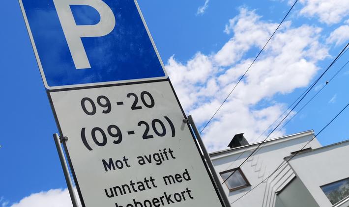 Mangel på P-plasser. «I byene, især i Oslo, er knappheten på parkeringsplasser trolig med på å skyve barnefamiliene ut i omegnskommunene», skriver Lasse Fridstrøm. Illustrasjonsfoto: F. Dahl